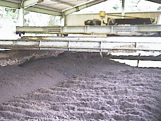 堆肥を攪拌する機械