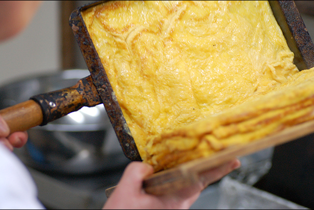 玉子巻きの玉子焼きは大将が自ら焼いています